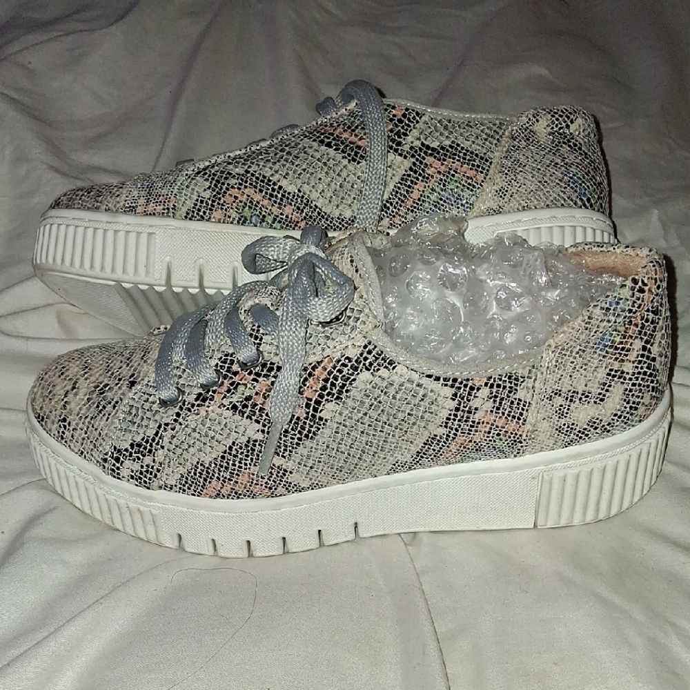 Chic Snakeskin Pattern Sneakers - image 1